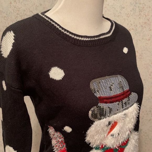 NEW HOLIDAY CLASSIC SWEATER - Picture 5 of 7